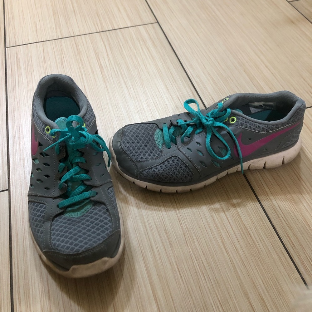 Grey Nikes 7.5 Womens
